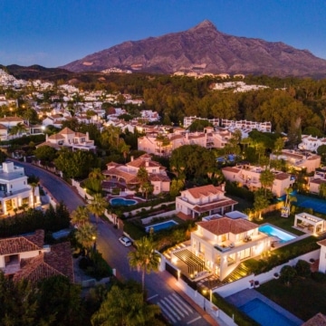 An opulent villa situated in the heart of the Golf Valley in Nueva Andalucia, Marbella Picture 34