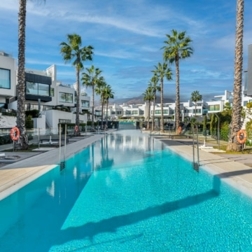The Island Estepona-Luxury townhouse with sea and mountain views in frontline beach residence Picture 2