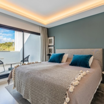 The Island Estepona-Luxury townhouse with sea and mountain views in frontline beach residence Picture 4