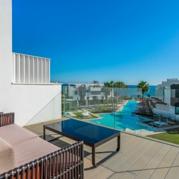 The Island Estepona-Luxury townhouse with sea and mountain views in frontline beach residence Picture 6