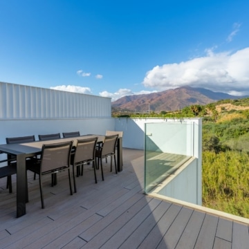 The Island Estepona-Luxury townhouse with sea and mountain views in frontline beach residence Picture 8