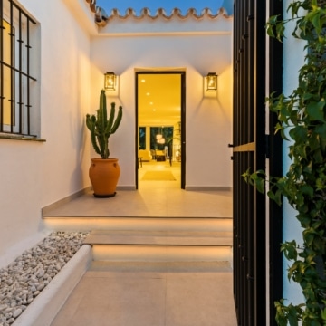 Elegant refurbished duplex townhouse situated in Aloha Golf, Marbella Picture 6