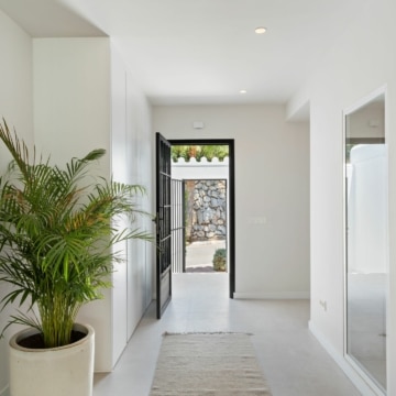 Elegant refurbished duplex townhouse situated in Aloha Golf, Marbella Picture 17