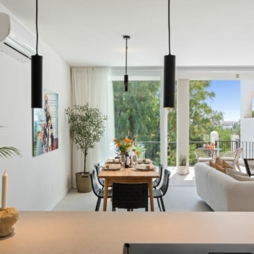 Elegant refurbished duplex townhouse situated in Aloha Golf, Marbella Picture 2