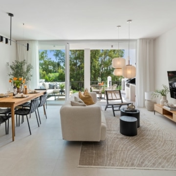Elegant refurbished duplex townhouse situated in Aloha Golf, Marbella Picture 3