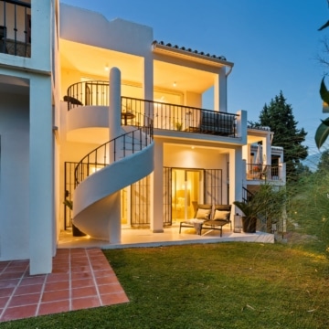 Elegant refurbished duplex townhouse situated in Aloha Golf, Marbella Picture 27