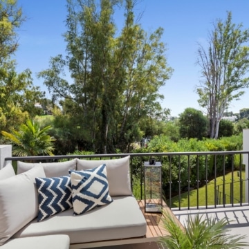Elegant refurbished duplex townhouse situated in Aloha Golf, Marbella Picture 1