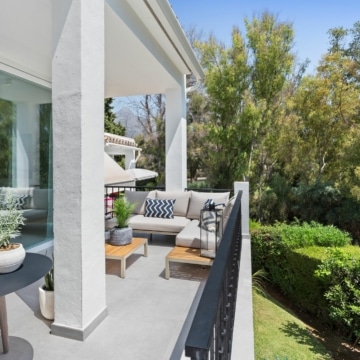 Elegant refurbished duplex townhouse situated in Aloha Golf, Marbella Picture 23