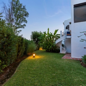 Elegant refurbished duplex townhouse situated in Aloha Golf, Marbella Picture 7