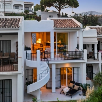 Elegant refurbished duplex townhouse situated in Aloha Golf, Marbella Picture 35