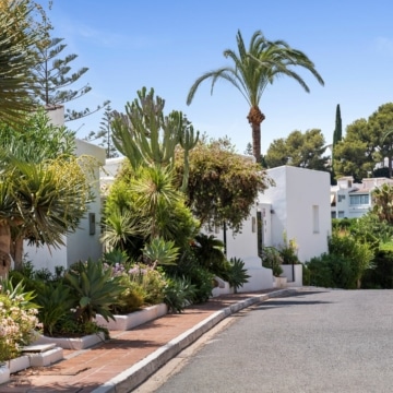 Elegant refurbished duplex townhouse situated in Aloha Golf, Marbella Picture 12