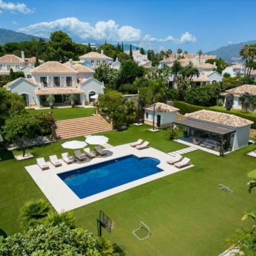 Magnificent villa with traditional Mediterranean architecture and boho-chic interiors in El Paraiso, Estepona Picture 7