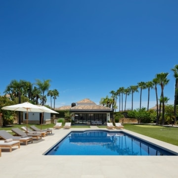 Magnificent villa with traditional Mediterranean architecture and boho-chic interiors in El Paraiso, Estepona Picture 3