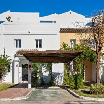 Stylish and modern townhouse with panoramic views in La Quinta, Benahavis Picture 39