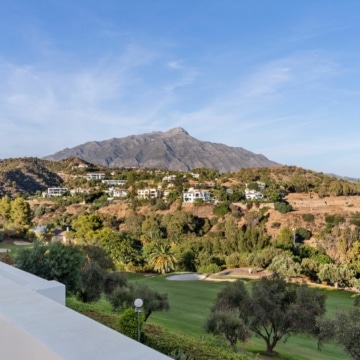 Stylish and modern townhouse with panoramic views in La Quinta, Benahavis Picture 16