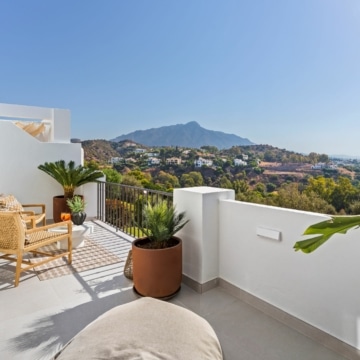 Stylish and modern townhouse with panoramic views in La Quinta, Benahavis Picture 19