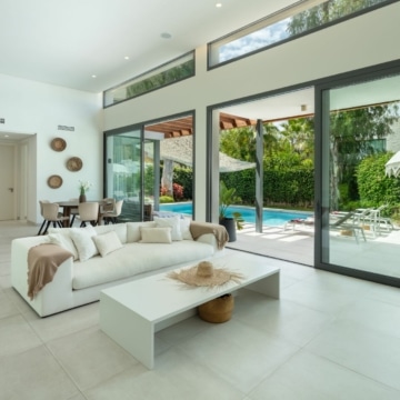 Elegant & beautifully renovated modern Arboleda villa in the heart of the New Golden Mile, Monte Biarritz Picture 1