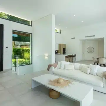 Elegant & beautifully renovated modern Arboleda villa in the heart of the New Golden Mile, Monte Biarritz Picture 13