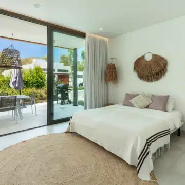 Elegant & beautifully renovated modern Arboleda villa in the heart of the New Golden Mile, Monte Biarritz Picture 2