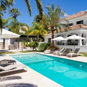 Luxurious golfside villa in a safe neighborhood of Nueva Andalucia, Marbella Picture 11