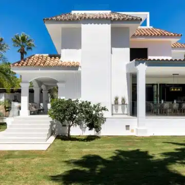 Luxurious golfside villa in a safe neighborhood of Nueva Andalucia, Marbella Picture 12