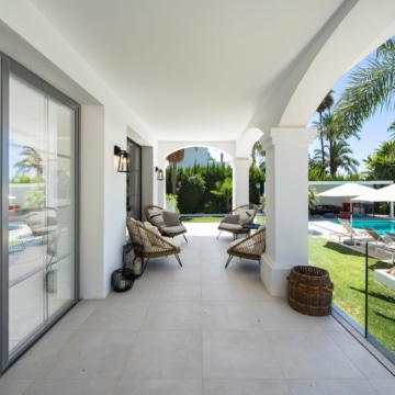 Luxurious golfside villa in a safe neighborhood of Nueva Andalucia, Marbella Picture 3