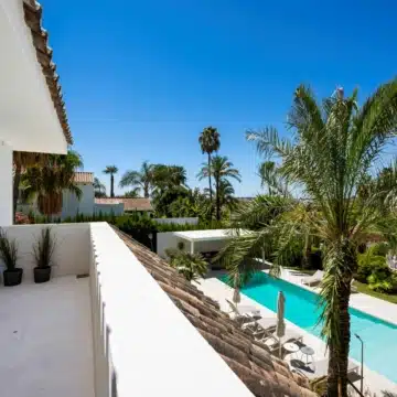 Luxurious golfside villa in a safe neighborhood of Nueva Andalucia, Marbella Picture 48