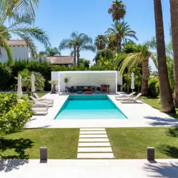 Luxurious golfside villa in a safe neighborhood of Nueva Andalucia, Marbella Picture 6