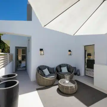 Luxurious golfside villa in a safe neighborhood of Nueva Andalucia, Marbella Picture 4