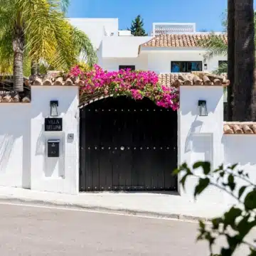 Luxurious golfside villa in a safe neighborhood of Nueva Andalucia, Marbella Picture 58