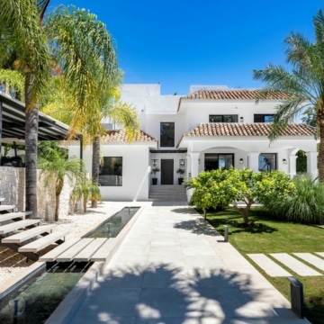 Luxurious golfside villa in a safe neighborhood of Nueva Andalucia, Marbella Picture 61