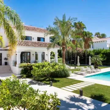 Luxurious golfside villa in a safe neighborhood of Nueva Andalucia, Marbella Picture 54