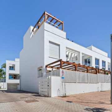 Newly built townhouse in a gated community in Nueva Andalucia, Marbella Picture 36