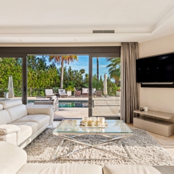 Elegant five bedroom luxury villa nestled in prime location of Nueva Andalucia, Marbella Picture 0