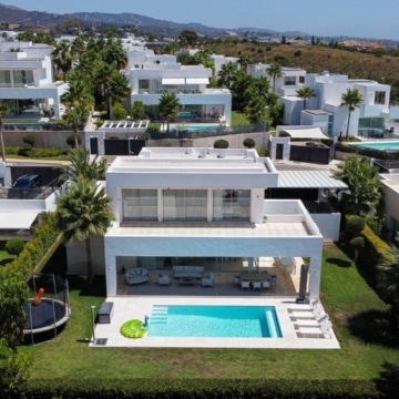 Luxurious modern villa located in the peaceful residential area of Rio Real Golf, Marbella Picture 14