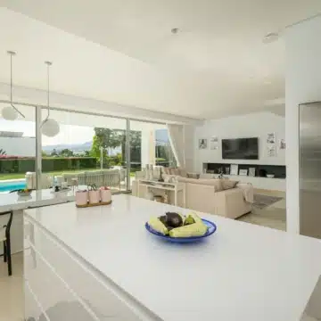 Luxurious modern villa located in the peaceful residential area of Rio Real Golf, Marbella Picture 2