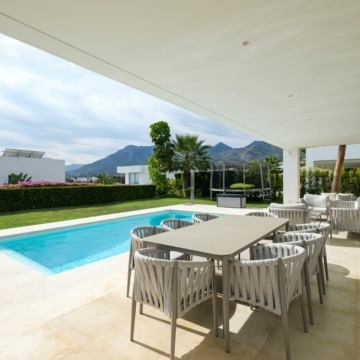 Luxurious modern villa located in the peaceful residential area of Rio Real Golf, Marbella Picture 3