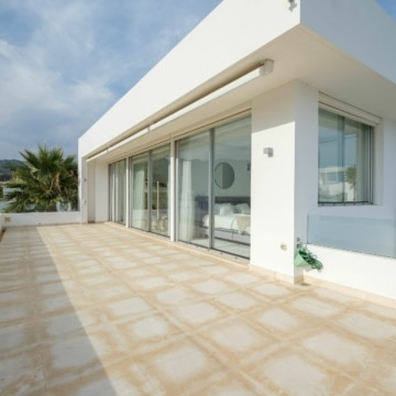 Luxurious modern villa located in the peaceful residential area of Rio Real Golf, Marbella Picture 8