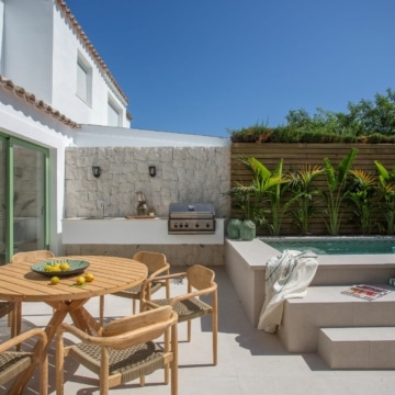 A renovated beachside townhouse in a prime location of San Pedro Playa, Marbella Picture 3