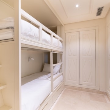 Magnificent ground floor apartment within the gated community of Aloha Park, Nueva Andalucia Picture 11