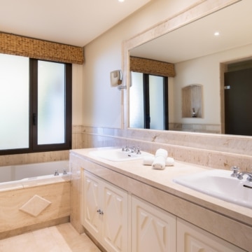 Magnificent ground floor apartment within the gated community of Aloha Park, Nueva Andalucia Picture 12