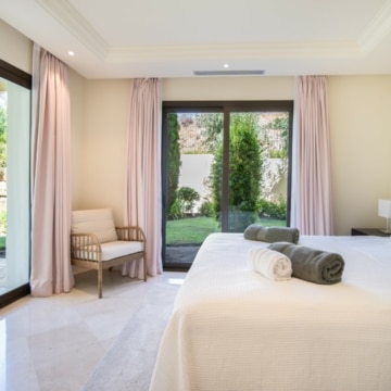 Magnificent ground floor apartment within the gated community of Aloha Park, Nueva Andalucia Picture 15