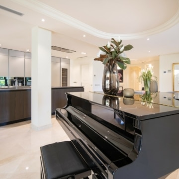 Magnificent ground floor apartment within the gated community of Aloha Park, Nueva Andalucia Picture 16