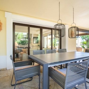 Magnificent ground floor apartment within the gated community of Aloha Park, Nueva Andalucia Picture 5