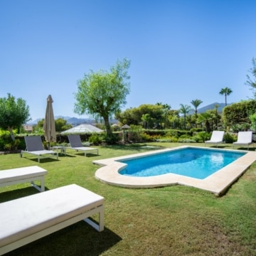 Magnificent ground floor apartment within the gated community of Aloha Park, Nueva Andalucia Picture 17