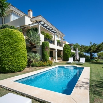Magnificent ground floor apartment within the gated community of Aloha Park, Nueva Andalucia Picture 18