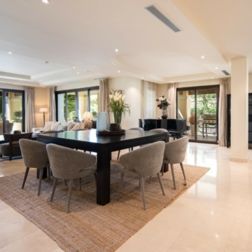 Magnificent ground floor apartment within the gated community of Aloha Park, Nueva Andalucia Picture 20