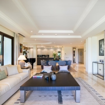 Magnificent ground floor apartment within the gated community of Aloha Park, Nueva Andalucia Picture 2