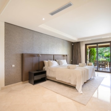 Magnificent ground floor apartment within the gated community of Aloha Park, Nueva Andalucia Picture 3
