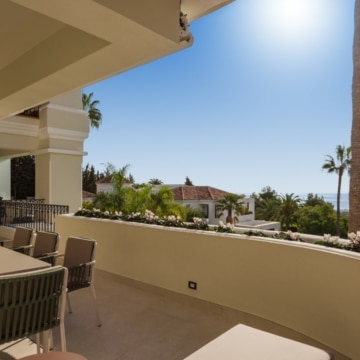 Refurbished apartment with sea views in Altos Reales, Marbella Picture 8